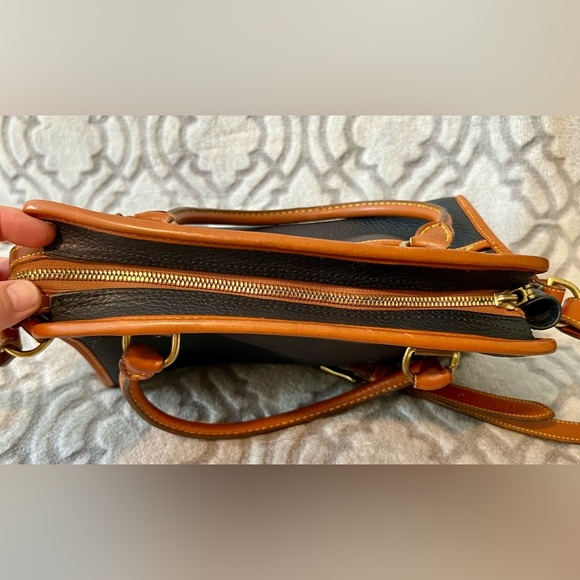 🧡 Vintage Dooney & Bourke Navy & Tan Pebbled Leather Satchel 🧡 - Picture 9 of 12
